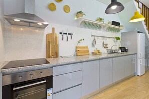 Réfrigérateur, micro-ondes, four, plaque de cuisson