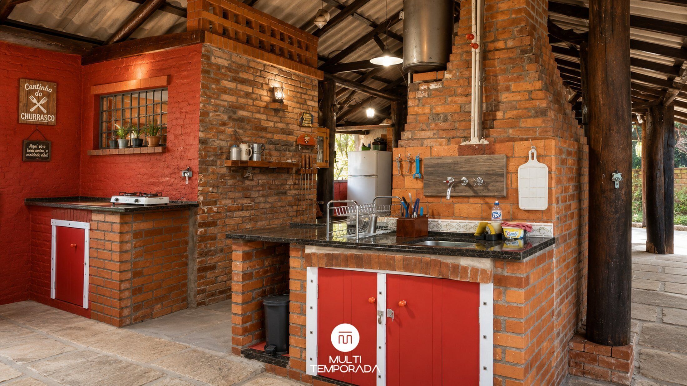 Cabaña familiar | Cocina privada | Refrigerador, microondas, utensilios de cocina y comedor 