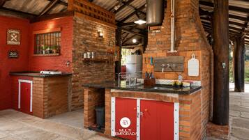 Cabaña familiar | Cocina privada | Refrigerador, microondas, utensilios de cocina y comedor