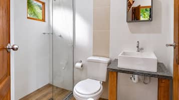 Sitio Libardo - 3Q - com Jacuzzi Privativa - Nova Trento - SC | Bathroom | Separate tub and shower, jetted tub, towels