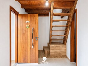 Cabaña familiar | Área de sala de estar | Televisión de 30 pulgadas con canales digitales y películas con cargo 