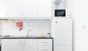 Jääkaappi, mikroaaltouuni, uuni, liesi