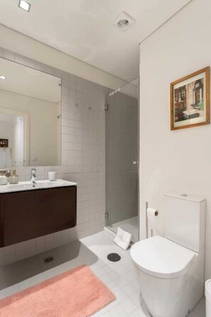 Dusche, Haartrockner, Handtücher