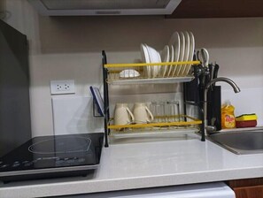 Kühlschrank, Mikrowelle, Herdplatte, Wasserkocher