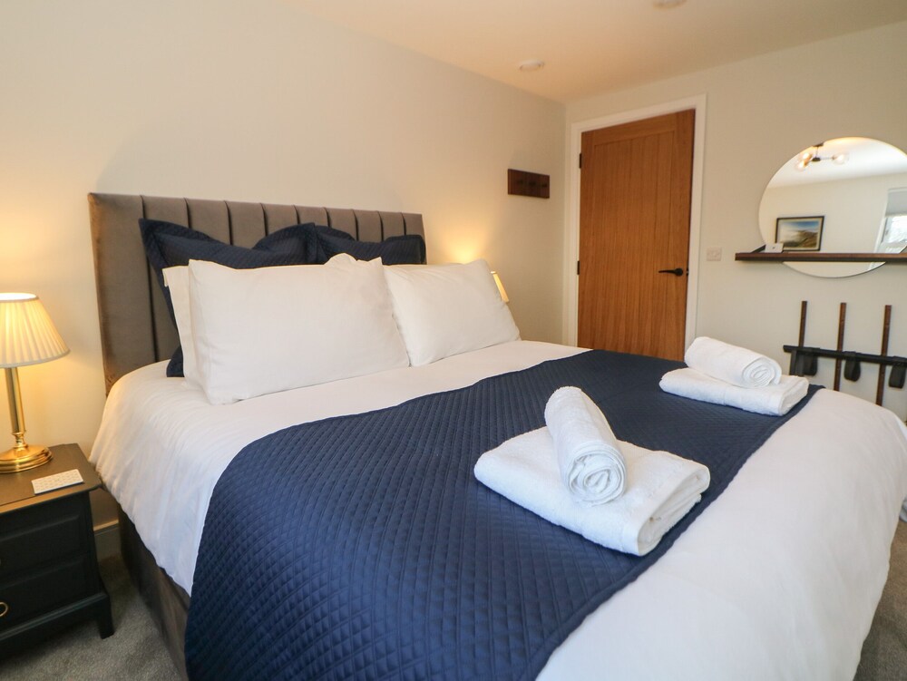 48 ROCK MILL, pet friendly, luxury holiday cottage in Calver Stoney