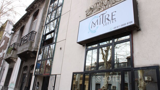 A building with a sign for "Mitre Suites" and a phone number. - Mitre Suites Hotel (Buenos Aires)