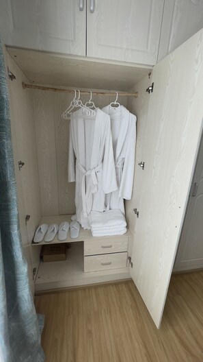 Shower, hair dryer, towels, soap - Epic apartment by forever home, kilimani (Nairobi)