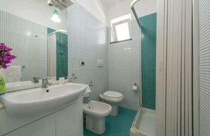 Dusj, hårføner, bidé og håndklær