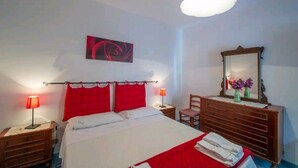 1 chambre, fer et planche à repasser, lit de bébé portatif