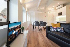 TV, offices - Large Sunny Flats | Ace Location by HostWise (Vila Nova de Gaia)