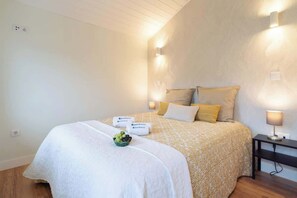 4 bedrooms, iron/ironing board, WiFi, bed sheets - Large Sunny Flats | Ace Location by HostWise (Vila Nova de Gaia)