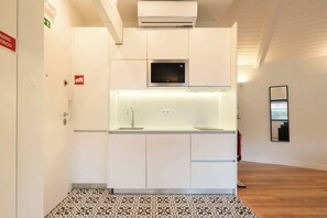 Een koelkast, een microgolfoven, een kookplaat