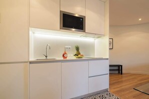 Een koelkast, een microgolfoven, een kookplaat