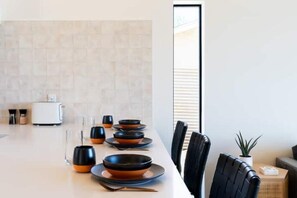Dining - Modern Joshua Tree Village Home (Joshua Tree)