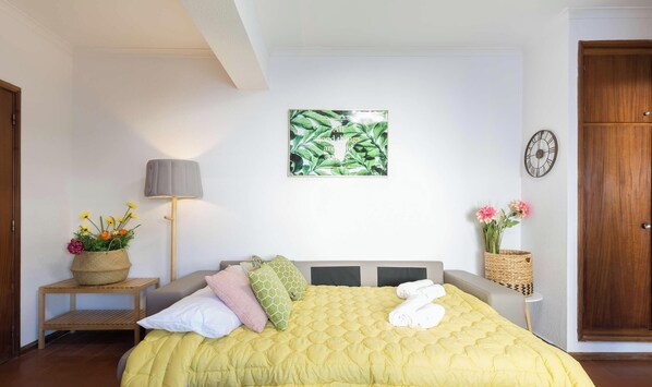 2 habitaciones, tabla de planchar con plancha, cuna de viaje y wifi 