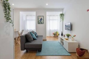 TV - 4 Colorful Fresh Flats | Batalha by HostWise (Porto)