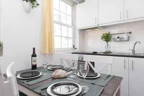 Fridge, microwave, oven, stovetop - 4 Colorful Fresh Flats | Batalha by HostWise (Porto)