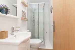 Shower, hair dryer, towels - 4 Colorful Fresh Flats | Batalha by HostWise (Porto)