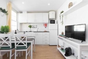 Fridge, microwave, oven, stovetop - 4 Colorful Fresh Flats | Batalha by HostWise (Porto)