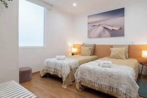 Spa - 4 Colorful Fresh Flats | Batalha by HostWise (Porto)