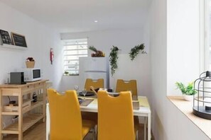 Dining - 4 Colorful Fresh Flats | Batalha by HostWise (Porto)