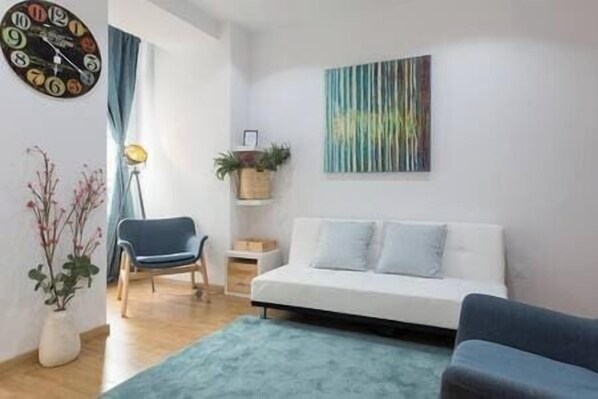 TV - 4 Colorful Fresh Flats | Batalha by HostWise (Porto)