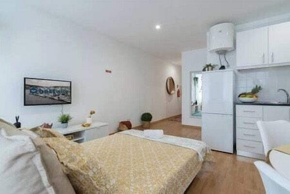 5 bedrooms, iron/ironing board, WiFi, bed sheets