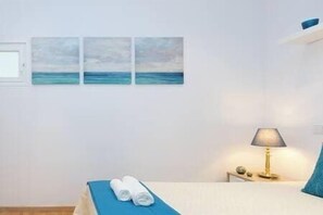 5 bedrooms, iron/ironing board, WiFi, bed sheets - 4 Colorful Fresh Flats | Batalha by HostWise (Porto)
