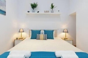 5 bedrooms, iron/ironing board, WiFi, bed sheets - 4 Colorful Fresh Flats | Batalha by HostWise (Porto)