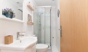 Shower, hair dryer, towels - 4 Colorful Fresh Flats | Batalha by HostWise (Porto)