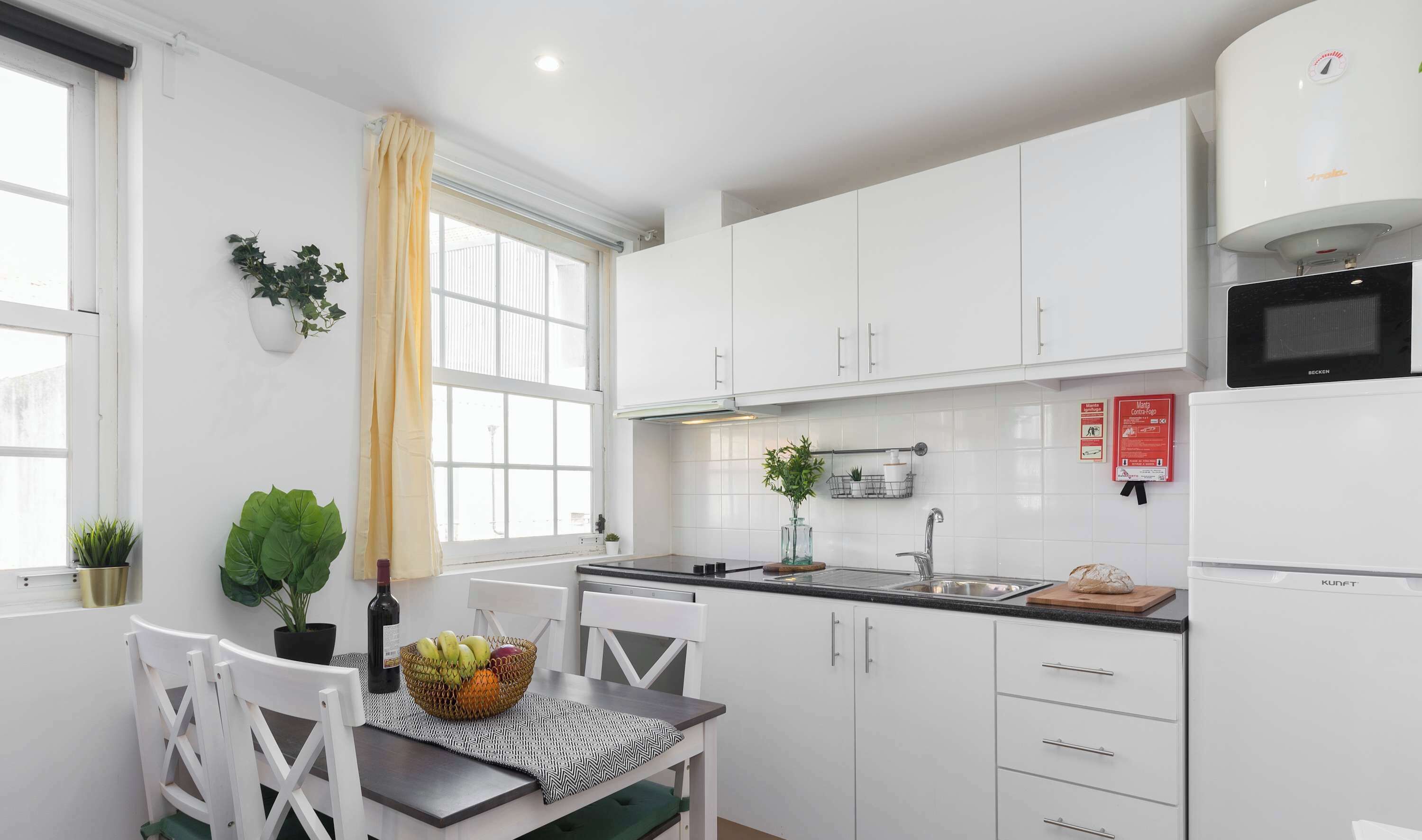 Køleskab, mikrobølgeovn, ovn, kogeplade