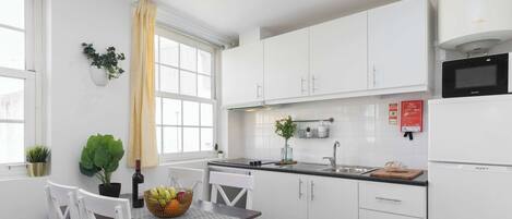 Køleskab, mikrobølgeovn, ovn, kogeplade