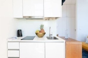 Réfrigérateur, four à micro-ondes, surface de cuisson, cafetiÚre-théiÚre