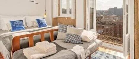 4 makuuhuonetta, silitysrauta/-lauta, vauvan matkasänky, Wi-Fi