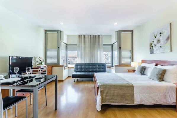 4 chambres, fer et planche à repasser, Wi-Fi, draps fournis