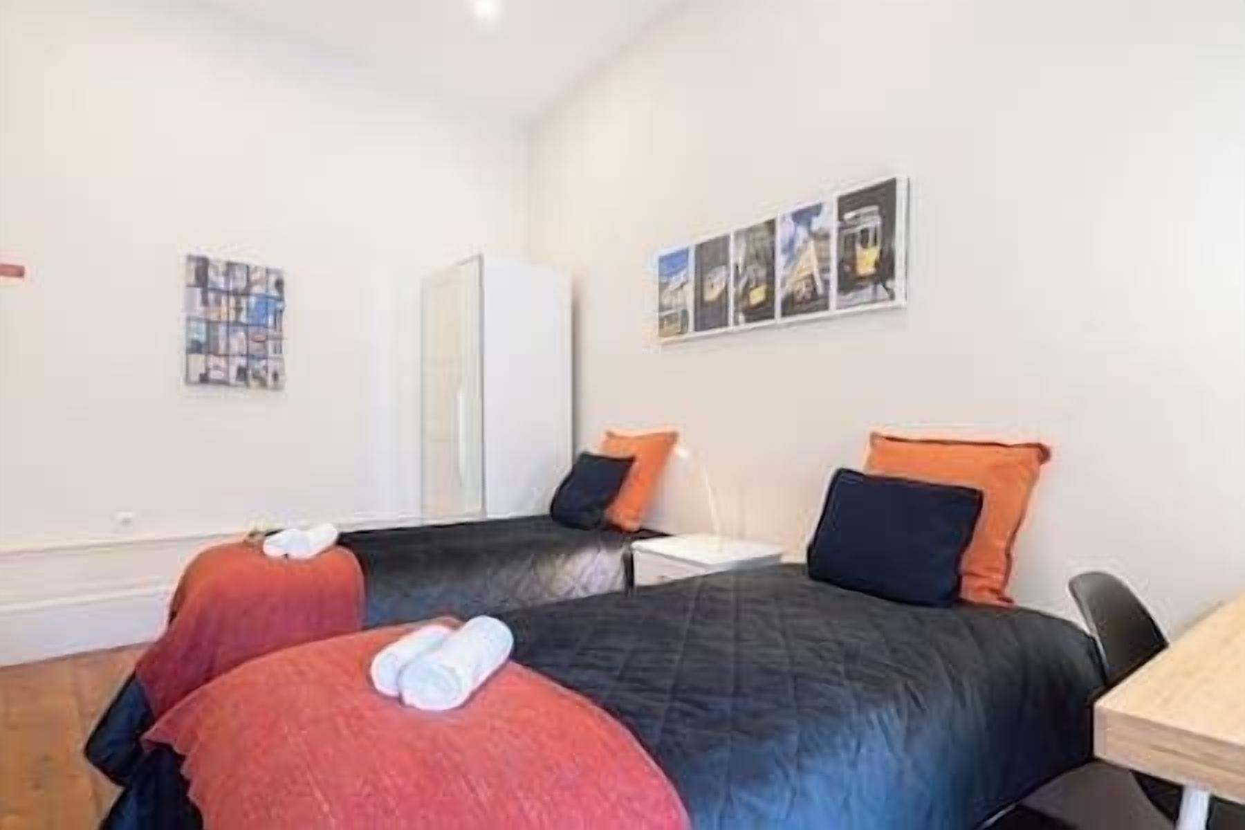 4 chambres, fer et planche à repasser, lit de bébé portatif, Wi-Fi