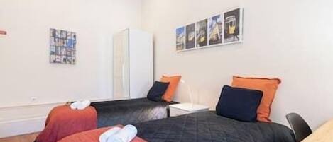 4 chambres, fer et planche à repasser, lit de bébé portatif, Wi-Fi