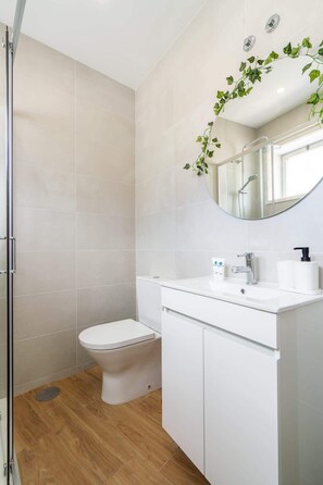 Douche, sèche-cheveux, serviettes fournies