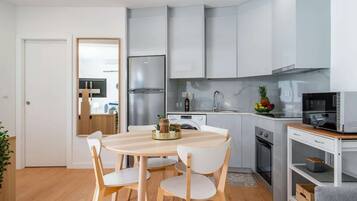Geladeira, micro-ondas, fogão, cooktop