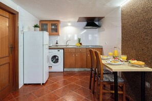 Réfrigérateur, micro-ondes, plaque de cuisson