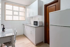 Fridge, microwave, stovetop, cookware/dishes/utensils - 3 Classy Amazing Flats | Ace Location by Host Wise (Porto)