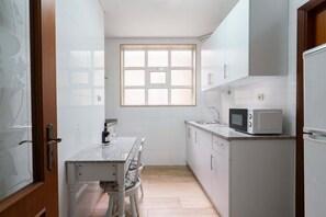 Kjøleskap, mikrobølgeovn, kokeplater og kjøkkenutstyr