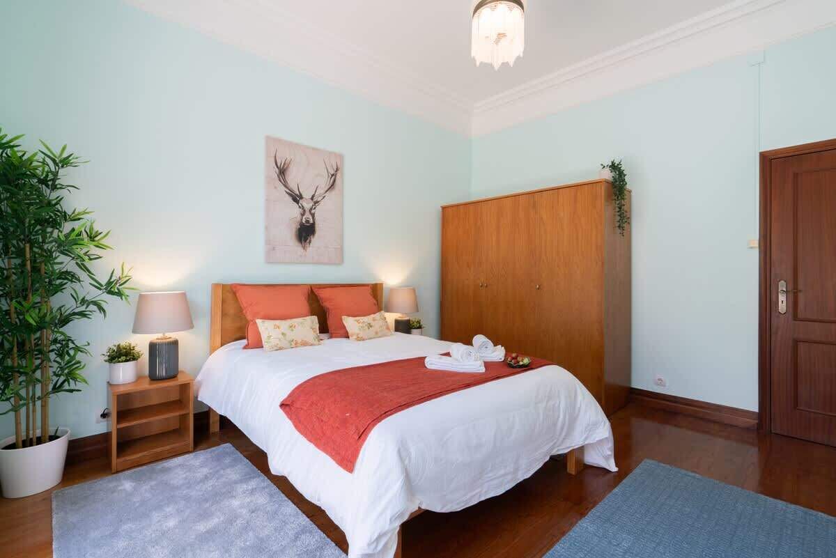 4 chambres, fer et planche à repasser, lit de bébé portatif, Wi-Fi