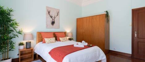 4 chambres, fer et planche à repasser, lit de bébé portatif, Wi-Fi