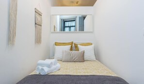 4 habitaciones, tabla de planchar con plancha, wifi y ropa de cama 
