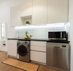 Kühlschrank, Mikrowelle, Geschirrspüler, Kochgeschirr/Geschirr/Besteck