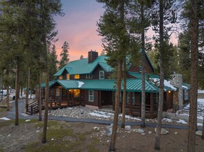 Exterior - Peaceful Mountain Retreat: 2 Kings & Gas Fireplace (Leadville)