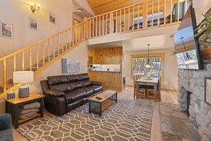 Smart TV, fireplace, books - Peaceful Mountain Retreat: 2 Kings & Gas Fireplace (Leadville)