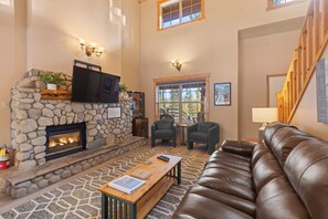 Smart TV, fireplace, books - Peaceful Mountain Retreat: 2 Kings & Gas Fireplace (Leadville)