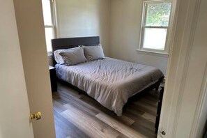 3 bedrooms, desk, iron/ironing board, WiFi - Sleeps 8, YSU, Fairgrounds, Wi-Fi, EV1, Remote (Youngstown)
